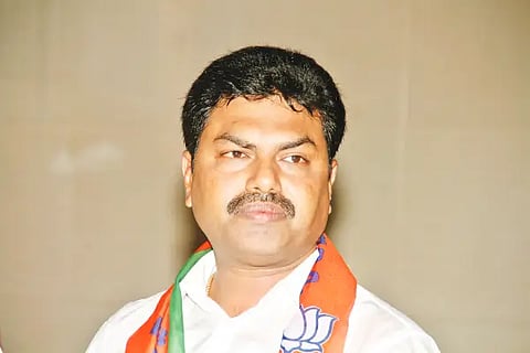 Raghavendra B.Y. (32)