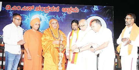 ಶ್ರೀರಂಗಪಟ್ಟಣ ಹೊರವಲಯದ ಚಂದ್ರವನ ಆಶ್ರಮದಲ್ಲಿ ಇತ್ತೀಚೆಗೆ ಆಯೋಜಿಸಲಾಗಿದ್ದ 136ನೇ ಬೆಳದಿಂಗಳ ದೀಪಾರತಿ ಮತ್ತು ಧಾರ್ಮಿಕ ಕಾರ್ಯಕ್ರಮವನ್ನು ಚಂದ್ರವನ ಪೀಠಾಧಿಪತಿ ಶ್ರೀ ಡಾ.ತ್ರಿನೇತ್ರ ಮಹಾಂತ ಶಿವಯೋಗಿ ಸ್ವಾಮೀಜಿ ಹಾಗೂ ಕೊಪ್ಪಳದ ಗವಿಮಠದ ಶ್ರೀ ಸಿದ್ದಲಿಂಗ ದೇವರು ಅವರ ಸಮ್ಮುಖದಲ್ಲಿ ಗಣ್ಯರು ಉದ್ಘಾಟಿಸಿದರು.