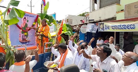 ಹೊಳೆಹೊನ್ನೂರಿನಲ್ಲಿ ಹಮ್ಮಿಕೊಂಡಿದ್ದ ಶ್ರೀ ರೇಣುಕಾ ಜಯಂತಿಗೆ ಚನ್ನಗಿರಿಯ ಕೇದಾರ ಪೀಠದ ಶ್ರೀ ಶಿವ ಶಾಂತವೀರ ಶಿವಾಚಾರ್ಯ ಸ್ವಾಮೀಜಿ ಚಾಲನೆ ನೀಡಿದರು. ಕಾಂತರಾಜ್, ಹಾಲಸ್ವಾಮಿ, ಕಿರಣ್‌ಕುಮಾರ್, ಕಲ್ಮನೆ ಶಿವಣ್ಣ, ದೇವರಾಜ್ ಇತರರಿದ್ದರು.