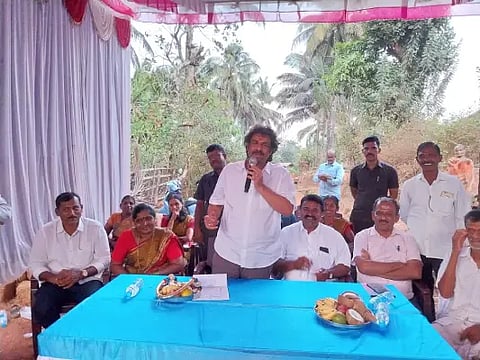 ತಾಳಗುಪ್ಪದ ಸಮೀಪ ಗೊಣೂರಿನಲ್ಲಿ ಸಚಿವ ಮಧು ಬಂಗಾರಪ್ಪ ಮಾತನಾಡಿದರು. ಡಿ.ಎನ್.ಪ್ರಸನ್ನ, ಕನ್ನಪ್ಪ, ದೇವಕಿ, ಕಲ್ಪನಾ ತಲವಾಟ ಇತರರಿದ್ದರು.