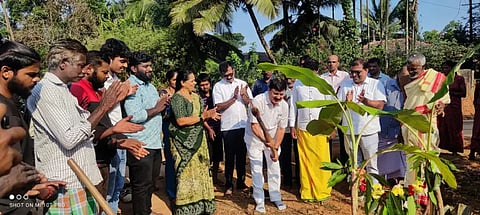 ಹಿರೇಸರ ಗ್ರಾಮದಲ್ಲಿ ಜಲಜೀವನ್ ಮಿಷನ್ ಯೋಜನೆಗೆ ಶಾಸಕ ಆರಗ ಜ್ಞಾನೇಂದ್ರ ಶಂಕುಸ್ಥಾಪನೆ ನೆರವೇರಿಸಿದರು. ರಾಘವೇಂದ್ರ ಪವಾರ್, ಟಿ.ಮಂಜುನಾಥ್, ಭಾರತಿ ಸುರೇಶ್ ಇದ್ದರು.