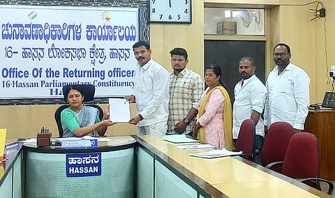 ನಾಮಪತ್ರ ಸಲ್ಲಿಸಿದ ಬೆಂಗಳೂರಿನ ಸಂತೋಷ್