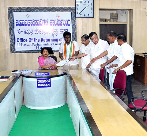 ನಾಮಪತ್ರ ಸಲ್ಲಿಸಿದ ಕಾಂಗ್ರೆಸ್ ಅಭ್ಯರ್ಥಿ ಶ್ರೇಯಸ್ ಪಟೇಲ್