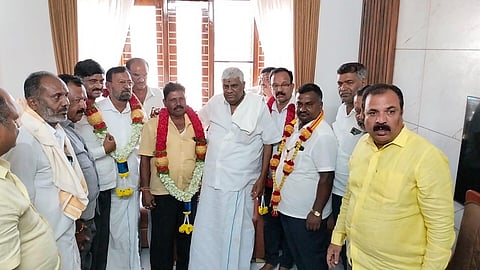 ಕಾಂಗ್ರೆಸ್ ಮುಖಂಡರು ಎಚ್.ಡಿ.ರೇವಣ್ಣ ನೇತೃತ್ವದಲ್ಲಿ ಜೆಡಿಎಸ್ ಸೇರ್ಪಡೆ