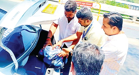 ಚೆಕ್‌ಪೋಸ್ಟ್‌ಗೆ ಡಿಸಿ ಭೇಟಿ, ಪರಿಶೀಲನೆ
