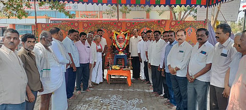 ಮಳವಳ್ಳಿ ಪಟ್ಟಣದ ಸಾರಿಗೆ ಬಸ್ ನಿಲ್ದಾಣದ ಮುಂಭಾಗ ಸೋಮವಾರ ವಿವಿಧ ಸಂಘಟನೆಗಳ ಸಹಯೋಗದಲ್ಲಿ ತ್ರಿವಿಧ ದಾಸೋಹಿ ಲಿಂಗೈಕ್ಯ ಶ್ರೀ ಶಿವಕುಮಾರ ಸ್ವಾಮೀಜಿ ಭಾವಚಿತ್ರಕ್ಕೆ ಪೂಜೆ ಸಲ್ಲಿಸುವ ಮೂಲಕ ಶ್ರೀಗಳ 117 ನೇ ಜಯಂತಿ ಆಚರಿಸಲಾಯಿತು. ಕುಂದೂರು ಮೂರ್ತಿ, ತೊಟ್ಟಿಮನೆ ಚನ್ನಪ್ಪ, ಅಶೋಕ್ ಕ್ಯಾತನಹಳ್ಳಿ, ಜಗದೀಶ್, ಎಚ್.ಸಿ.ಮಹೇಶ, ಸುಬ್ರಮಣ್ಯಸ್ವಾಮಿ ಇದ್ದರು.
