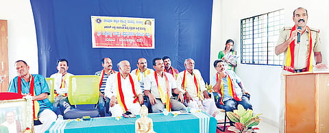 ಮಳವಳ್ಳಿ ಪಟ್ಟಣದ ಭಗವಾನ್ ಬುದ್ಧ ಬಿ.ಇಡಿ ಕಾಲೇಜಿನಲ್ಲಿ ಸೋಮವಾರ ಕಸಾಪ ವತಿಯಿಂದ ಹಮ್ಮಿಕೊಂಡಿದ್ದ ದತ್ತಿ ಉಪನ್ಯಾಸ ಕಾರ್ಯಕ್ರಮದಲ್ಲಿ ಗ್ರಾಮಾಂತರ ಸಿಪಿಐ ಬಿ.ಜಿ.ಮಹೇಶ್ ಮಾತನಾಡಿದರು. ಯಮದೂರು ಸಿದ್ದರಾಜು, ಕೃಷ್ಣೇಗೌಡ ಉಸ್ಕೂರು, ಚೇತನ್ ಕುಮಾರ್, ಬಾಲಸುಬ್ರಮಣ್ಯ, ಶಿವಶಂಕರ್ ಇದ್ದರು.