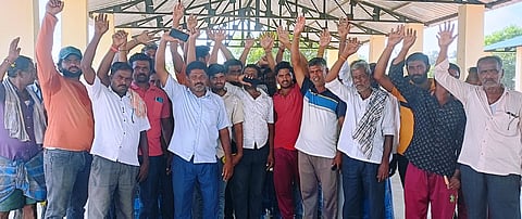 ಪಾಂಡವಪುರ ಪಟ್ಟಣದ ಎಪಿಎಂಸಿ ಆವರಣದಲ್ಲಿ ತೆರೆಯಲಾಗಿರುವ ರಾಗಿ ಖರೀದಿ ಕೇಂದ್ರದಲ್ಲಿ ಅಧಿಕಾರಿಗಳು ರೈತರ ರಾಗಿ ಖರೀದಿಸುತ್ತಿಲ್ಲ ಎಂದು ಆರೋಪಿಸಿ ರೈತರು ಪ್ರತಿಭಟನೆ ನಡೆಸಿದರು.