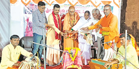ಚಿಟಗುಪ್ಪ ತಾಲೂಕಿನ ಮೀನಕೇರಾದ ಜಗದ್ಗುರು ಮೌನೇಶ್ವರ ಮಂದಿರದಲ್ಲಿ ಜಗನ್ಮಾತೆ ಕಾಳಿಕಾದೇವಿ ಜಾತ್ರಾ ಮಹೋತ್ಸವಕ್ಕೆ ಯಾದಗಿರಿಯ ಶ್ರೀ ಶ್ರೀನಿವಾಸ ಮಹಾಸ್ವಾಮೀಜಿ ಜ್ಯೋತಿ ಬೆಳಗಿಸುವ ಮೂಲಕ ಚಾಲನೆ ನೀಡಿದರು. ಶಶಿಕಲಾ ಮಾತಾಜಿ ಇತರರಿದ್ದರು.