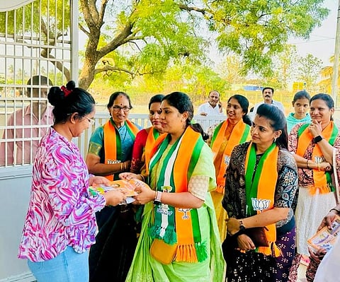 ಬಿಜೆಪಿ ಅಭ್ಯರ್ಥಿ ಡಾ ಕೆ.ಸುಧಾಕರ್ ಪರ ಪತ್ನಿ ಡಾ ಪ್ರೀತಿ ಸುಧಾಕರ್ ಬೆಂಬಲಿಗರೊಂದಿಗೆ ಮತ ಪ್ರಚಾರ ಕೈಗೊಳ್ಳುತ್ತಿರುವುದು.