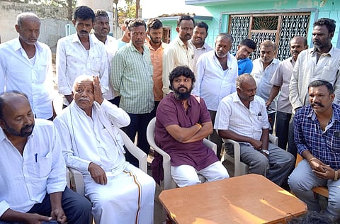 ಕಾಂಗ್ರೆಸ್ ಅಭ್ಯರ್ಥಿ ಎಂ.ಎಸ್.ರಕ್ಷಾ ರಾಮಯ್ಯ ಪರ ಪ್ರಚಾರ ವೇಳೆ ಶಾಸಕ ಪ್ರದೀಪ್ ಈಶ್ವರ್ ಬೆಂಬಲಿಗರೊಂದಿಗೆ ಚರ್ಚಿಸುತ್ತಿರುವುದು. 
