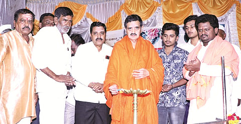 ಬಸವಕಲ್ಯಾಣ ತಾಲೂಕಿನ ಗದಲೇಗಾಂವ(ಬಿ)ದಲ್ಲಿ ಶ್ರೀ ಮಹಾಲಕ್ಷ್ಮೀ ಜಾತ್ರೋತ್ಸವ ನಿಮಿತ್ತ  ಶುಕ್ರವಾರ ಸಂಜೆ ಆಯೋಜಿಸಿದ್ದ  ಧರ್ಮಸಭೆಯನ್ನು ಶ್ರೀ ಡಾ.ಚನ್ನವೀರ ಶಿವಾಚಾರ್ಯರು ಉದ್ಘಾಟಿಸಿದರು.  ಮಲ್ಲಿನಾಥ ಹಿರೇಮಠ ಹಾರಕೂಡ, ತೋಟಯ್ಯ ಶಾಸ್ತಿç, ಪಂಡಿತರಾವ ಪೊಲೀಸ್ ಪಾಟೀಲ್, ವಿಠ್ಠಲ್ ಹೂಗಾರ, ವಿಜ್ಞಾನೇಶ್ವರ ಹಿರೇಮಠ, ಚಂದು ಹಂಜಿಗೆ ಇತರರಿದ್ದರು.