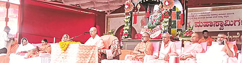 ಭಾಲ್ಕಿ ತಾಲೂಕಿನ ಚಳಕಾಪುರದ ಬ್ರಹ್ಮವಿದ್ಯಾಶ್ರಮ ಶ್ರೀ ಸಿದ್ಧಾರೂಢ ಮಠದಲ್ಲಿ ಶುಕ್ರವಾರ ಆಯೋಜಿಸಿದ್ದ ಸದ್ಗುರು ಶ್ರೀ ಸಿದ್ಧಾರೂಢರ ೧೮೮ನೇ ಜಯಂತಿ ಮಹೋತ್ಸವದ ಪ್ರವಚನ ಕಾರ್ಯಕ್ರಮದಲ್ಲಿ ಶ್ರೀ ಡಾ. ಶಿವಕುಮಾರ ಮಹಾಸ್ವಾಮೀಜಿ ಮಾತನಾಡಿದರು. ಶ್ರೀಮಂಜುನಾಥ ಭಾರತಿ ಮಹಾಸ್ವಾಮೀಜಿ, ಮಾತೆ ಲಕ್ಷ್ಮೀದೇವಿ, ಶ್ರೀ ಗಣೇಶಾನಂದ ಮಹಾರಾಜರು, ಮಾತೆ ಸಿದ್ದೇಶ್ವರಿ ತಾಯಿ, ಶ್ರೀ ಸದ್ರೂಪಾನಂದ ಸ್ವಾಮೀಜಿ ಇತರರಿದ್ದರು.