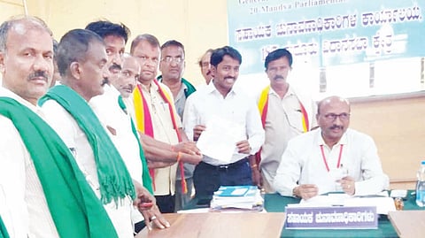 ಮದ್ದೂರು ಪಟ್ಟಣದ ಪುರಾಣ ಪ್ರಸಿದ್ಧ ಮದ್ದೂರು ದನಗಳ ಜಾತ್ರೆಯನ್ನು ಏಪ್ರಿಲ್ ತಿಂಗಳಿನಲ್ಲಿ ನಡೆಸುವಂತೆ ರಾಜ್ಯ ರೈತ ಸಂಘ ಹಾಗೂ ಕಸ್ತೂರಿ ಕರ್ನಾಟಕ ಜನಪರ ವೇದಿಕೆ ಪದಾಧಿಕಾರಿಗಳು ಸಹಾಯಕ ಚುನಾವಣಾ ಅಧಿಕಾರಿ ಲೋಕನಾಥ ಹಾಗೂ ತಹಸೀಲ್ದಾರ್ ಸೋಮಶೇಖರ್ ಅವರಿಗೆ ಮನವಿ ಸಲ್ಲಿಸಿದರು. ವಿ.ಸಿ.ಉಮಾಶಂಕರ್, ಯೋಗೇಶ್, ಸೊ.ಸಿ.ಪ್ರಕಾಶ್, ಕೆ.ಜಿ.ಉಮೇಶ್, ಪ್ರಭುಲಿಂಗ ಮತ್ತಿತರರಿದ್ದರು.