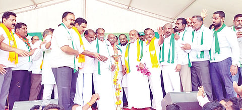 ಮಳವಳ್ಳಿ ಪಟ್ಟಣದ ತಾಲೂಕು ಕ್ರೀಡಾಂಗಣದಲ್ಲಿ ಮಂಗಳವಾರ ಆಯೋಜಿಸಿದ್ದ ಜೆಡಿಎಸ್, ಬಿಜೆಪಿ ಮೈತ್ರಿ ಸಮಾವೇಶವನ್ನು ಅಭ್ಯರ್ಥಿ ಎಚ್.ಡಿ.ಕುಮಾರಸ್ವಾಮಿ ಉದ್ಘಾಟಿಸಿದರು. ಬಿಜೆಪಿ ರಾಜ್ಯಾಧ್ಯಕ್ಷ ವಿಜಯೇಂದ್ರ, ನಾರಾಯಣಗೌಡ, ಜಿ.ಟಿ.ದೇವೇಗೌಡ, ಸಿ.ಎಸ್.ಪುಟ್ಟರಾಜು, ಎಚ್.ವಿಶ್ವನಾಥ್, ಡಾ.ಕೆ.ಅನ್ನದಾನಿ ಇತರರಿದ್ದರು.
