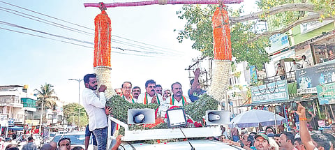 ಕೆ.ಎಂ.ದೊಡ್ಡಿಯಲ್ಲಿ ಕಾಂಗ್ರೆಸ್ ಅಭ್ಯರ್ಥಿ ವೆಂಕಟರಮಣೇಗೌಡ (ಸ್ಟಾರ್ ಚಂದ್ರು) ಪರ ಶಾಸಕ ಕದಲೂರು ಉದಯ್ ಮತಯಾಚಿಸುವ ವೇಳೆ ಬೃಹತ್ ಹಾರ ಹಾಕಿ ಅಭಿನಂಧಿಸಿದರು.