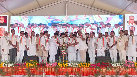 ನಂಜನಗೂಡು ತಾಲೂಕಿನ ಕಳಲೆ ಗೇಟ್ ಬಳಿ ಕಾಂಗ್ರೆಸ್ ಪಕ್ಷದ ವತಿಯಿಂದ ಶುಕ್ರವಾರ ಆಯೋಜಿಸಿದ್ದ ಪ್ರಜಾಧ್ವನಿ-2 ಲೋಕಸಭಾ ಚುನಾವಣಾ ಪ್ರಚಾರ ಸಭೆಯನ್ನು ಸಿಎಂ ಸಿದ್ದರಾಮಯ್ಯ ಉದ್ಘಾಟಿಸಿದರು. ಡಾ.ಮಹದೇವಪ್ಪ, ಸತೀಶ್ ಜಾರಕಿಹೋಳಿ, ವೆಂಕಟೇಶ್ ಸೇರಿದಂತೆ ಇತರರಿದ್ದರು.
