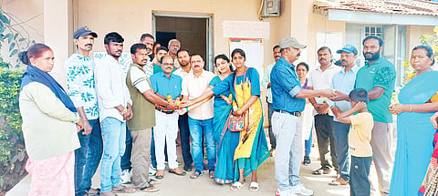 ಪೌರಕಾರ್ಮಿಕರಿಗೆ ಹಣ್ಣು ಹಂಪಲು ವಿತರಣೆ