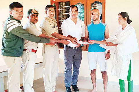 ಪರಿಹಾರ ಚೆಕ್ ವಿತರಣೆ