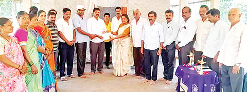 ದೇವಸ್ಥಾನಕ್ಕೆ ಒಂದು ಲಕ್ಷ ರೂ. ದೇಣಿಗೆ