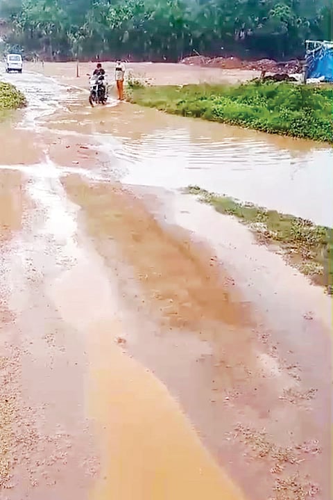 ಕೂರುಳಿ-ಎಮ್ಮೆಮಾಡು ರಸ್ತೆ ಮಧ್ಯೆ ನೀರು ನಿಂತಿರುವುದು
