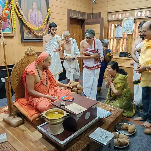 Dr.anjali nimbalkar take blessings from swarnavalli shree