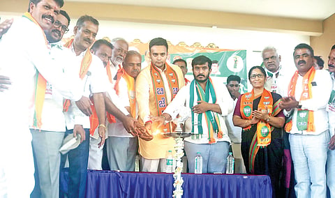 ಹುಣಸೂರು ನಗರದಲ್ಲಿ ಆಯೋಜಿಸಿದ್ದ ಎನ್‌ಡಿಎ ಮೈತ್ರಿಕೂಟದ ಸಭೆಯನ್ನು ಶಾಸಕ ಜಿ.ಡಿ.ಹರೀಶ್‌ಗೌಡ ಉದ್ಘಾಟಿಸಿದರು. ಅಭ್ಯರ್ಥಿ ಯದುವೀರ್ ಕೃಷ್ಣದತ್ತ ಚಾಮರಾಜ ಒಡೆರ್, ಮುಖಂಡರಾದ ಮಂಗಳ ಸೋಮಶೇಖರ್, ನಾಗಣ್ಣಗೌಡ, ಸತೀಶ್‌ಕುಮಾರ್, ಗಣೇಶ್ ಕುಮಾರಸ್ವಾಮಿ, ಕಾಂತರಾಜು ಮತ್ತಿತರರಿದ್ದರು.