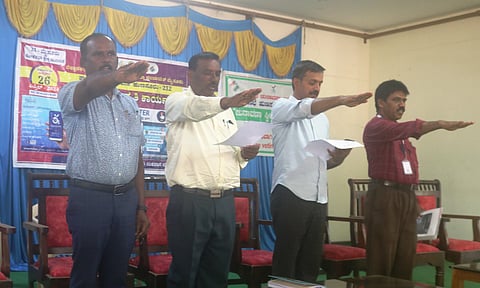 ಹುಣಸೂರು ನಗರದ ಅಂಬೇಡ್ಕರ್ ಭವನದಲ್ಲಿ ಆಯೋಜಿಸಿದ್ದ ಸಭೆಯಲ್ಲಿ ಕಡ್ಡಾಯ ಮತದಾನದ ಕುರಿತು ಬಿಎಲ್‌ಒಗಳಿಗೆ ಮತ್ತು ಚುನಾವಣಾ ಅಧಿಕಾರಿಗಳಿಗೆ ಪ್ರತಿಜ್ಞಾವಿಧಿ ಬೋಧಿಸಲಾಯಿತು. ನೋಡಲ್ ಅಧಿಕಾರಿ ಶಿವಕುಮಾರ್, ಉಪತಹಸೀಲ್ದಾರ್ ನರಸಿಂಹಯ್ಯ, ಮಾಸ್ಟರ್ ಟ್ರೈನರ್ ಸಂತೋಷ್‌ಕುಮಾರ್ ಇತರರಿದ್ದಾರೆ.