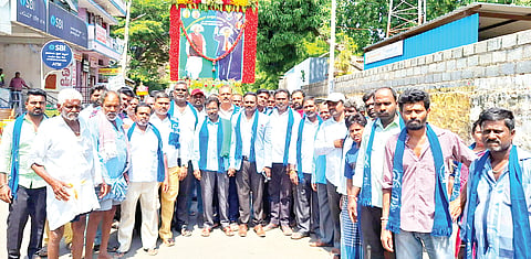 ಶ್ರೀರಂಗಪಟ್ಟಣದ ಮುಖ್ಯರಸ್ತೆಯಲ್ಲಿ ಶುಕ್ರವಾರ ಡಾ.ಬಾಬು ಜಗಜೀವನರಾಮ್ ಹಾಗೂ ಡಾ.ಬಿ.ಆರ್.ಅಂಬೇಡ್ಕರ್ ಅವರ ಭಾವಚಿತ್ರಗಳನ್ನು ಮೆರವಣಿಗೆ ಮೂಲಕ ಕೊಂಡೊಯ್ಯಲಾಯಿತು.