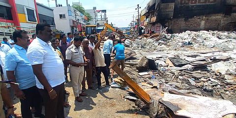 MLA Raghavendra hitnal visits shop burnt by fire accident in koppal