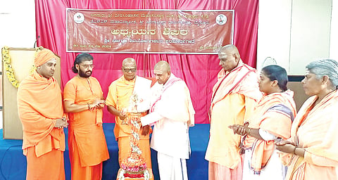 ನಂಜನಗೂಡು ತಾಲೂಕಿನ ಸುತ್ತೂರಿನಲ್ಲಿ ಆಯೋಜಿಸಿರುವ ಮಠಾಧಿಪತಿಗಳ ಅಧ್ಯಯನ ಶಿಬಿರವನ್ನು ಬೆಳಗಾವಿ ಜಿಲ್ಲೆಯ ಘೋಡಗೇರಿ ಶಿವಾನಂದ ಮಠದ ಶ್ರೀ ಮಲ್ಲಯ್ಯ ಸ್ವಾಮೀಜಿ ಮೂಲಕ ಉದ್ಘಾಟಿಸಿದರು.