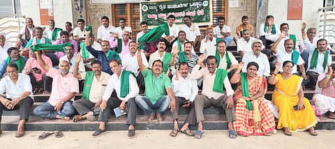 ಮಳೆಯಿಂದಾದ ಬೆಳೆಹಾನಿ ನಷ್ಟಕ್ಕೆ ರೈತರಿಗೆ ಪರಿಹಾರ ನೀಡುವಂತೆ ಒತ್ತಾಯಿಸಿ ರಾಜ್ಯ ರೈತ ಸಂಘಟನೆಗಳ ಒಕ್ಕೂಟ ಹಾಗೂ ರಾಜ್ಯ ಕಬ್ಬು ಬೆಳೆಗಾರರ ಸಂಘದಿಂದ ತಿ.ನರಸೀಪುರ ಪಟ್ಟಣದ ತಾಲೂಕು ಕಚೇರಿ ಮುಂದೆ ಪ್ರತಿಭಟನೆ ನಡೆಸಲಾಯಿತು.