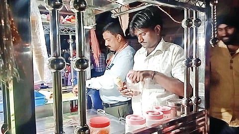 ಬನ್ನೂರಿನಲ್ಲಿ ತಾಲೂಕು ಆಹಾರ ಸಂರಕ್ಷಣಾಧಿಕಾರಿ ಸುಮಂತ್ ಶನಿವಾರ ಸಂಜೆ ಬಿದಿಬದಿ ಆಹಾರ ಅಂಗಡಿಗಳಿಗೆ ಭೇಟಿ ನೀಡಿ ಮಾದರಿ ಪರಿಶೀಲಿಸಿದರು.