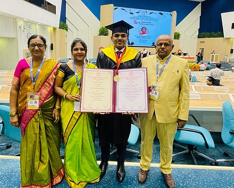ರಾಷ್ಟ್ರಪತಿ ದ್ರೌಪದಿ ಮುರ್ಮು ಅವರು ಚಿನ್ನದ ಪದಕ ಪಡೆದ ಹಾಸನ ವೈದ್ಯ ಡಾ.ಸಚಿನ್