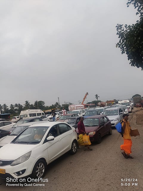 ಹೆದ್ದಾರಿಯಲ್ಲಿ ಕಿಲೋಮೀಟರ್‌ಗಟ್ಟಲೆ ಟ್ರಾಫಿಕ್ ಜಾಮ್