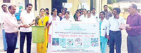 ಸರಗೂರು ಪಟ್ಟಣದಲ್ಲಿ ಡೆಂಘೆ ತಡೆ ಜಾಗೃತಿ ಜಾಥಾಗೆ ಟಿಎಚ್‌ಒ ರವಿಕುಮಾರ್, ಪಪಂ ಮುಖ್ಯಾಧಿಕಾರಿ ಮಂಜುನಾಥ್ ಚಾಲನೆ ನೀಡಿದರು. ಸರಳಾ, ನಾಗೇಂದ್ರ, ರವಿರಾಜ್, ಮಾನಸ, ಮಂಜುಳಾ, ಶಾಂತಿ, ಪುಷ್ಪಾ ಮತ್ತಿತರರಿದ್ದರು.