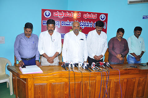ಹಿರಿಯ ಪತ್ರಕರ್ತ ಆರ್.ಜಯಕುಮಾರ್ ನಿಧನಕ್ಕೆ ಹಾಸನದಲ್ಲಿ ಸಂತಾಪ ಸಭೆ