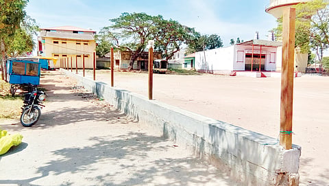 ಕುಂಟುತ್ತಾ ಸಾಗಿದೆ ಕಾಂಪೌಂಡ್ ಕಾಮಗಾರಿ
