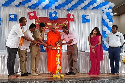 ಪಿರಿಯಾಪಟ್ಟಣದ ಶ್ರೀ ಆದಿಚುಂಚನಗಿರಿ ಸಮುದಾಯ ಭವನದಲ್ಲಿ ಏರ್ಪಡಿಸಿದ್ದ ಬಿಜಿಎಸ್ ಪ್ರಥಮ ದರ್ಜೆ ಕಾಲೇಜಿನ ಸಾಂಸ್ಕೃತಿಕ, ಕ್ರೀಡೆ ಮತ್ತು ರಾಷ್ಟ್ರೀಯ ಸೇವಾ ಯೋಜನೆ ಚಟುವಟಿಕೆಗಳ ಸಮಾರೋಪ ಸಮಾರಂಭವನ್ನು ಶ್ರೀ ಸೋಮೇಶ್ವರನಾಥ ಸ್ವಾಮೀಜಿ ಉದ್ಘಾಟಿಸಿದರು. ಪಿಎಸ್‌ಐ ಎಸ್.ಕೆ.ಆಕಾಶ್, ನವೀನ್ ಕುಮಾರ್, ಬಿ.ಎಸ್.ಸತೀಶ್ ಆರಾಧ್ಯ ಮತ್ತಿತರರಿದ್ದರು.