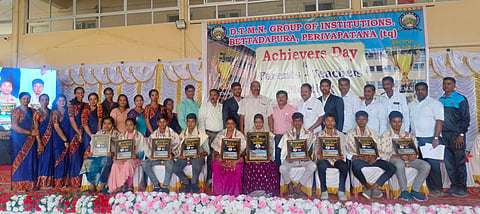  ಬೆಟ್ಟದಪುರದ ಡಿ.ಟಿ.ಎಂ.ಎನ್ ವಿದ್ಯಾಸಂಸ್ಥೆಯಲ್ಲಿ ಆಯೋಜಿಸಿದ ಪ್ರತಿಭಾವಂತ ಮಕ್ಕಳಿಗೆ ಪ್ರತಿಭಾ ಪುರಸ್ಕಾರ ಎಸ್.ಎಸ್.ಎಲ್.ಸಿ ಪರೀಕ್ಷೆಯಲ್ಲಿ ಅತಿ ಹೆಚ್ಚು ಅಂಕಗಳಿಸಿದ ವಿದ್ಯಾರ್ಥಿಗಳಿಗೆ ಸನ್ಮಾನಿಸಿ ಅಭಿನಂದಿಸಲಾಯಿತು. ಚಂದ್ರಶೇಖರ್, ರವಿ, ಗುರುದತ್, ವಿಜಯಕುಮಾರ್, ಸುಂದ್ರೇಶ್, ಮುರಳಿಕೃಷ್ಣ, ಜಯಂತಿ ಇದ್ದರು.
