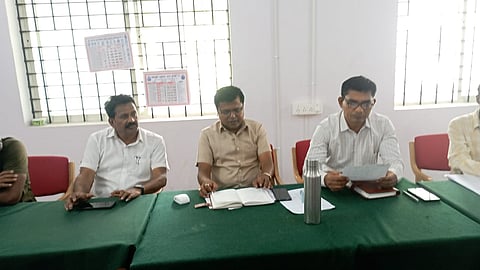 ಪೋಟೋ ಇದೆ
ಎಚ್.ಡಿ.ಕೋಟೆ ಪಟ್ಟಣದ ತಾಲೂಕು ಪಂಚಾಯಿತಿ ಸಭಾಂಗಣದಲ್ಲಿ ಪಂಚಾಯಿತಿ ಅಭಿವೃದ್ಧಿ ಅಧಿಕಾರಿಗಳಿಗೆ ಸಾಂಕ್ರಾಮಿಕ ರೋಗಗಳ ಬಗ್ಗೆ ಹರಿವು ಕಾರ್ಯಕ್ರಮದಲ್ಲಿ ತಹಸೀಲ್ದಾರ್ ಶ್ರೀನಿವಾಸ್ ಮಾತನಾಡಿದರು. ಗೋವಿಂದರಾಜು, ರಂಗಸ್ವಾಮಿ ಮತ್ತಿತರರಿದ್ದರು.