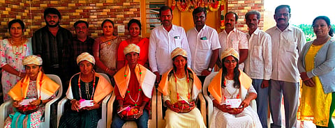 ಕೆ.ಆರ್.ನಗರ ಪಟ್ಟಣದ ಬ್ಲಾಕ್ ಕಾಂಗ್ರೆಸ್ ಕಚೇರಿಯಲ್ಲಿ ಎಸ್‌ಎಸ್‌ಎಲ್‌ಸಿ ಸೆಂಟ್ರಲ್ ಸಿಲಬಸ್ ಪರೀಕ್ಷೆಯಲ್ಲಿ ಅತ್ಯುತ್ತಮ ಶ್ರೇಣಿಯಲ್ಲಿ ತೇರ್ಗಡೆಯಾದ ವಿದ್ಯಾರ್ಥಿಗಳನ್ನು ಶಾಸಕ ಡಿ.ರವಿಶಂಕರ್ ಸನ್ಮಾನಿಸಿದರು. ಸರಿತಾ ಜವರಪ್ಪ, ಹೊಸಕೋಟೆ ಎಚ್.ಪಿ.ಶಿವಕುಮಾರ್, ಮಂಚನಹಳ್ಳಿ ಧನು, ಕೆ.ವಿ.ಜಯಣ್ಣ, ಶಾಂತಕುಮಾರಿ, ಕುಮಾರ್, ಹರ್ಷಿತ್ ಇತರರಿದ್ದರು.