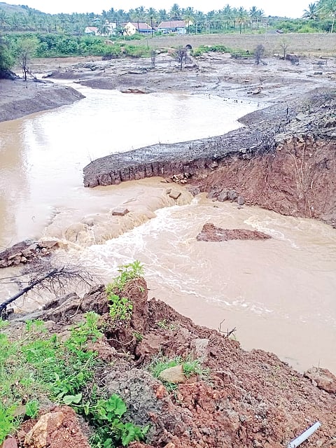 ಏರಿ ಒಡೆದು 2 ವರ್ಷಕಳೆದರೂ ದುರಸ್ತಿ ಇಲ್ಲ