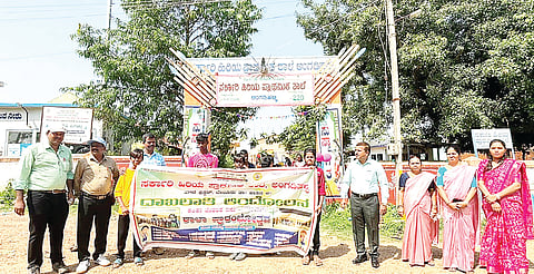 ಸಿಹಿ, ಗುಲಾಬಿ ನೀಡಿ ಸ್ವಾಗತ