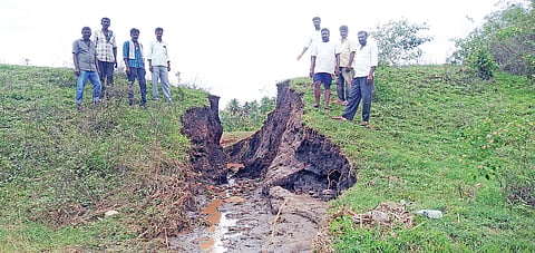 ಬೆಣಗಾಲ್ ಗ್ರಾಮದಲ್ಲಿ ಸತತ ಮಳೆ ಹಿನ್ನೆಲೆಯಲ್ಲಿ ಶಾಮಣ್ಕಣನಕಟ್ಟೆ ಏರಿ ಒಡೆದ ಸ್ಥಳವನ್ನು ವೀಕ್ಷಿಸುತ್ತಿರುವ ಗ್ರಾಮಸ್ಥರು. ಧನರಾಜ್, ಸುರೇಶ್, ರಾಮಯ್ಯ, ಜಯಮ್ಮ, ಕುಮಾರ್, ಕಾಂತರಾಜು, ಅಕ್ಕಯಮ್ಮ ಮತ್ತಿತರರಿದ್ದರು.