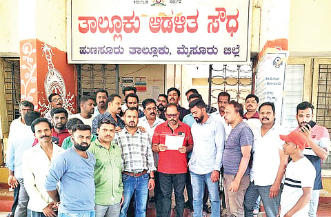 ಹುಣಸೂರು ತಾಲೂಕು ಛಾಯಾಗ್ರಾಹಕರ ಸಂಘದ ಸದಸ್ಯರು ಛಾಯಾಗ್ರಾಹಕರ ಮೇಲಿನ ಹಲ್ಲೆ ಪ್ರಕರಣವನ್ನು ಖಂಡಿಸಿ ಹುಣಸೂರಿನಲ್ಲಿ ತಾಲೂಕು ಕಚೇರಿ ಮುಂಭಾಗ ಪ್ರತಿಭಟನೆ ನಡೆಸಿದರು. ಕೆ.ಎಸ್.ರಾಮಸ್ವಾಮಿ, ಎಚ್.ಎಸ್.ದಾಮೋದರ್, ಲೋಕೇಶ್, ಗಜೇಂದ್ರ, ಕಾಂತರಾಜು, ಶಶಿಕುಮಾರ್ ಇತರರಿದ್ದಾರೆ.
