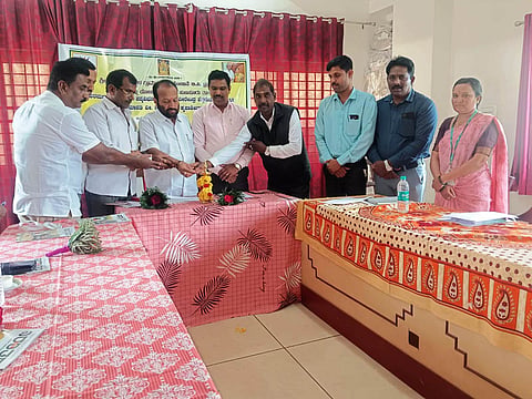ಹುಣಸೂರು ನಗರದ ಧರ್ಮಸ್ಥಳ ಗ್ರಾಮಾಭಿವೃದ್ಧಿ ಯೋಜನೆ ಕಚೇರಿಯಲ್ಲಿ ಆಯೋಜಿಸಿದ್ದ ಜನಜಾಗೃತಿ ವೇದಿಕೆಯ ಪದಾಧಿಕಾರಿಗಳ ಸಭೆಯಲ್ಲಿ ವೇದಿಕೆ ಅಧ್ಯಕ್ಷ ಹಂದನಹಳ್ಳಿ ಸೋಮಶೇಖರ್ ಸಭೆಯನ್ನು ಉದ್ಘಾಟಿಸಿದರು. ನೇರಳಕುಪ್ಪೆ ಮಹದೇವ್, ಬಿಳಿಕೆರೆ ಪ್ರಸನ್ನ, ಜಿಲ್ಲಾ ಯೋಜನಾಧಿಕಾರಿ ಮುರಳೀಧರ್, ತಾಲೂಕು ಯೋಜನಾಧಿಕಾರಿಗಳಾದ ಬಿ.ಧನಂಜಯ್, ನಾರಾಯಣಶೆಟ್ಟಿ ಇತರರಿದ್ದರು.
