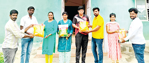 ಹನಗೋಡು ರೈತ ಸಂಪರ್ಕ ಕೇಂದ್ರ ದಲ್ಲಿ ರಿಯಾಯಿತಿ ದರದಲ್ಲಿ ರೈತರಿಗೆ ಬಿತ್ತನೆ ಬೀಜಗಳನ್ನು ಕೃಷಿ ಅಧಿಕಾರಿ ವಿನಯ್ ಕುಮಾರ್ ವಿತರಿಸಿದರು. ಶಶಿಕುಮಾರ್, ಕುಮಾರ್, ನಂಜಮಣಿ, ಶೈಲಜಾ, ರೋಜಾ ಮತ್ತಿತರರಿದ್ದರು.