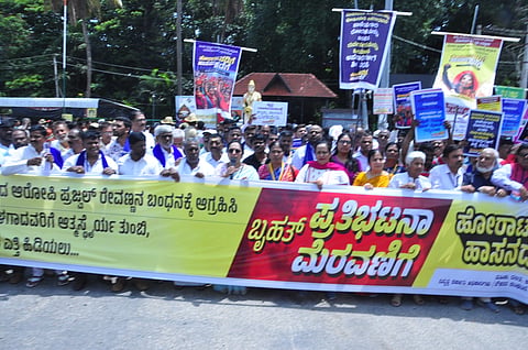 ಪ್ರಜ್ವಲ್ ವಿರುದ್ಧ ಸಿಡಿದೆದ್ದ ಹೋರಾಟಗಾರರು:ಹಾಸನದಲ್ಲಿ ಬೃಹತ್ ಪ್ರತಿಭಟನೆ