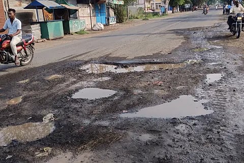 Mahalingapura-Rabakavi Road inviting an accident